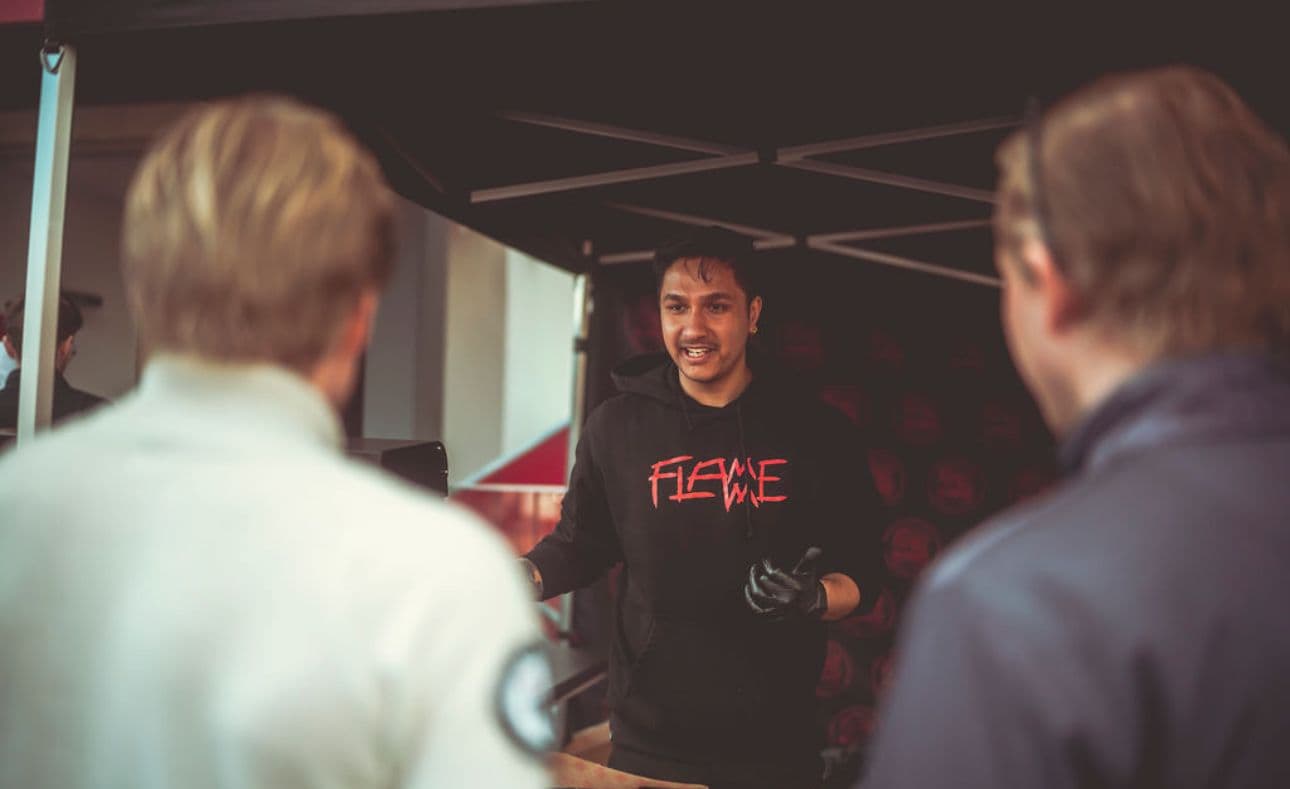 Mann med flammegenser